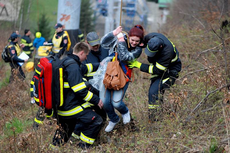 Taktické cvičení všech záchranářských složek na sedačkové lanové dráze Ráztoka na Pustevnách.