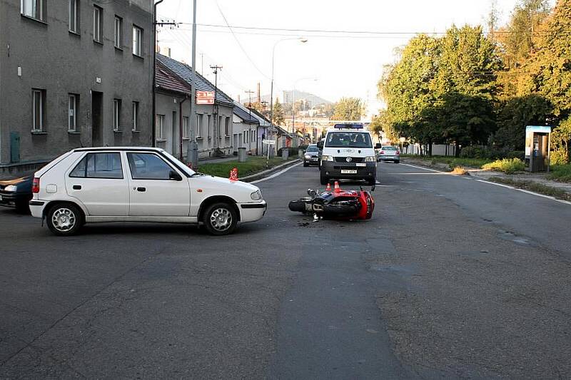 Dvaapadesátiletý řidič odbočoval z vedlejší ulice Svatopluka Čecha, ze směru od centra, na ulici Suvorovova směrem k Autopalu. Ovšem od města jel motorkář, který i přes intenzivní brzdění nedokázal stroj Suzuki ubrzdit.