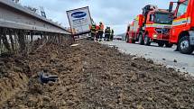 Tři jednotky profesionálních hasičů zasahovaly v úterý 13. dubna ráno u nehody kamionu Scania s nákladem více jak dvaceti tun trubek, který skončil zaražený ve středových svodidlech a měkké hlíně na dálnici D1 u Suchdolu nad Odrou (okres Nový Jičín).