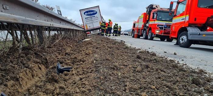 Tři jednotky profesionálních hasičů zasahovaly v úterý 13. dubna ráno u nehody kamionu Scania s nákladem více jak dvaceti tun trubek, který skončil zaražený ve středových svodidlech a měkké hlíně na dálnici D1 u Suchdolu nad Odrou (okres Nový Jičín).