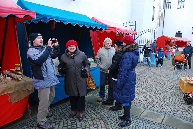 Děsící čerti se v sobotu od rána proháněly historickým centrem Nového Jičína, který na závěr letošního listopadu připravil na nádvořích Žerotínského zámku Mikulášský jarmark.