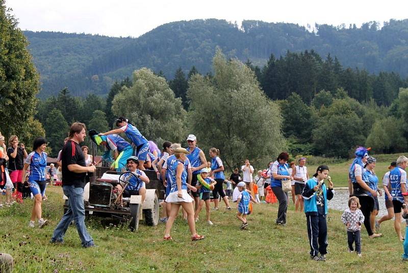 Na Kacabaju se v sobotu 31. srpna vrátily recesistické závody netradičních plavidel na živý pohon.