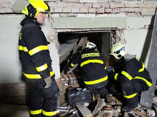 Šest jednotek profesionálních a dobrovolných hasičů zasahovalo v sobotu 10. ledna odpoledne u následků výbuchu v suterénu rozlehlé dvoupatrové vily v Šenově u Nového Jičína, jež se nachází nedaleko obchodního střediska.