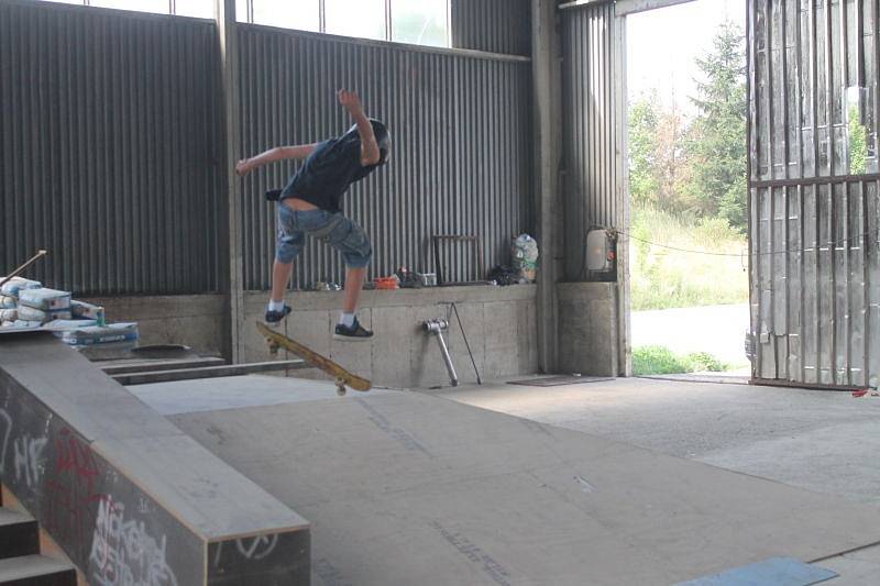 Dříve opuštěná hala kravína se už pár měsíců hemží lidmi. Místo krav a býků se tam objevují mladíci na skateboardech a děti na kolečkových bruslích. Už ke konci srpna se tam otevře nová skatehala.