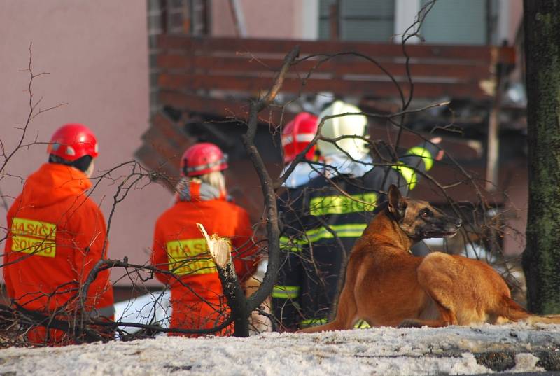 V panelovém domě ve Frenštátě pod Radhoštěm došlo k výbuchu plynu a následnému požáru.