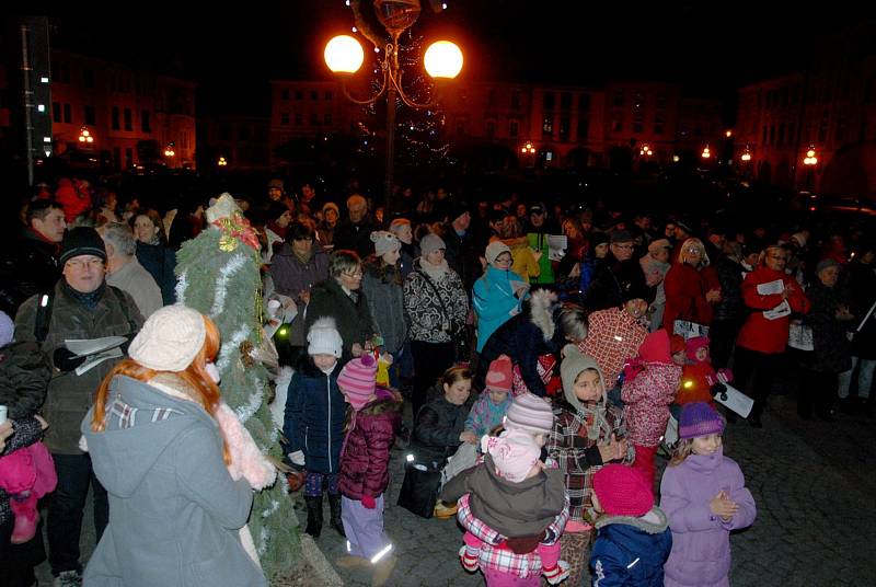 V Příboře se koledy zpívaly na náměstí Sigmunda Freuda.