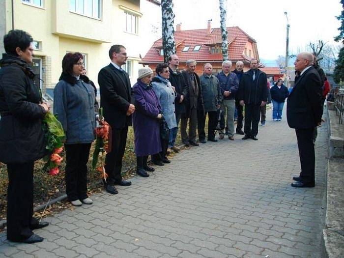 V sobotu 17. listopadu odhalili ve Frenštátě pod Radhoštěm pamětní desku Záviše Kalandry. Letos je to 110 let od narození tohoto frenštátského rodáka, který byl popraven v procesu s Miladou Horákovou 27. června 1950.