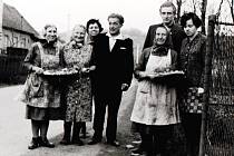 Svatební koláče pro ženicha a nevěstu v roce 1965. První zleva na snímku je Antonie Horáková.