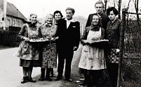 Svatební koláče pro ženicha a nevěstu v roce 1965. První zleva na snímku je Antonie Horáková.