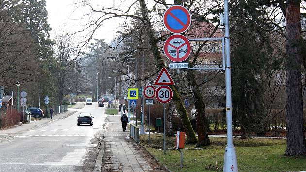 Dopravních značek je někde přespříliš.