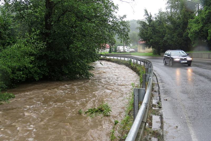 Vlivem dešťů se v pátek říčka Jičínka proměnila opět v nebezpečnou dravou řeku.