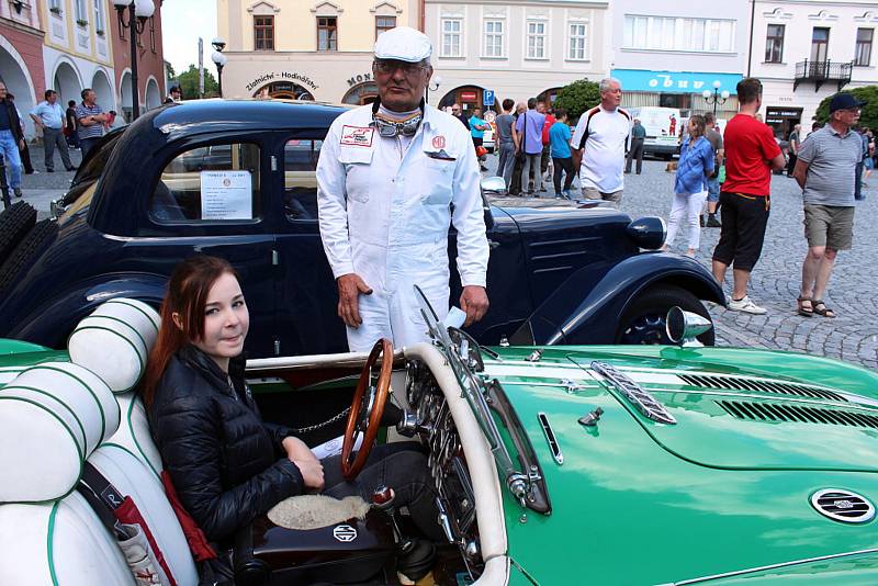 Automobilové veterány staré i téměř devět desetiletí mohli obdivovat obyvatelé a návštěvníci Příbora v sobotu 27. května.