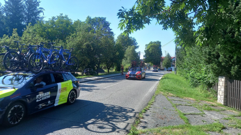 Trojanovicemi se prohnal cyklistický peloton skoro jako na Tour de France.