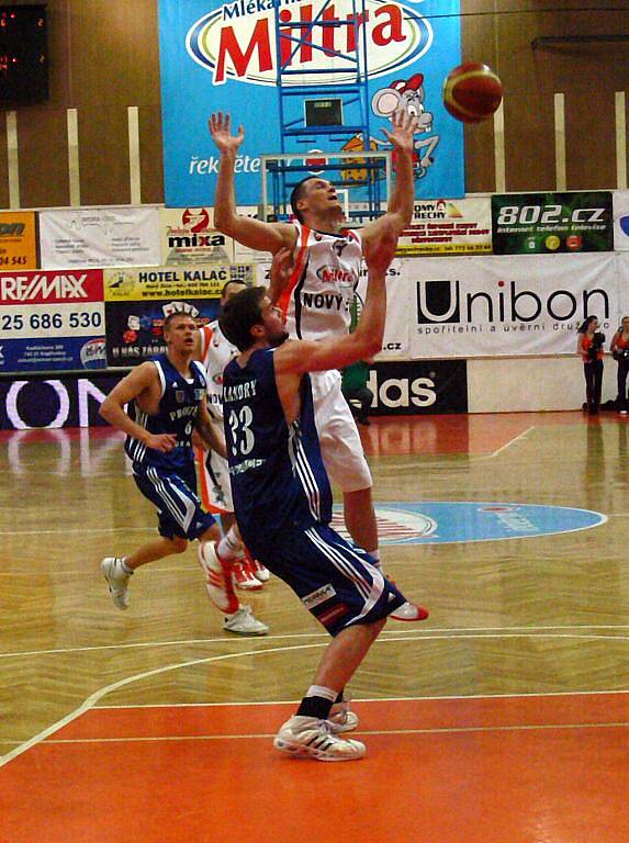 Basketbalisté Novéhéo Jičína přivítali v prvním utkání semifinálové série play-off BK Prostějov.