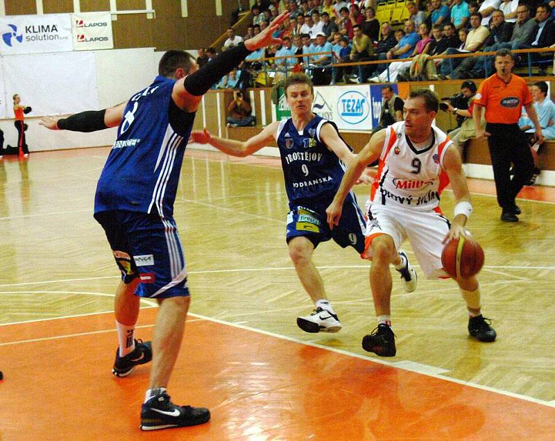 Basketbalisté Nového Jičína přivítali v prvním utkání semifinálové série play-off BK Prostějov. Ilustrační foto.