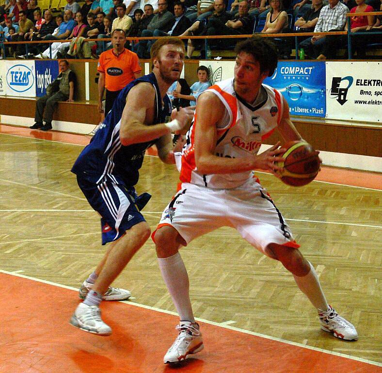 Basketbalisté Novéhéo Jičína přivítali v prvním utkání semifinálové série play-off BK Prostějov.