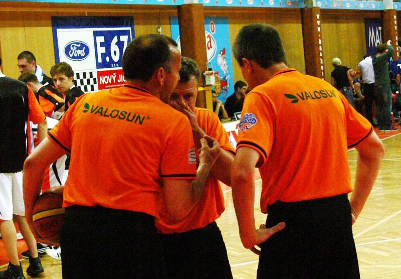 Basketbalisté Novéhéo Jičína přivítali v prvním utkání semifinálové série play-off BK Prostějov.