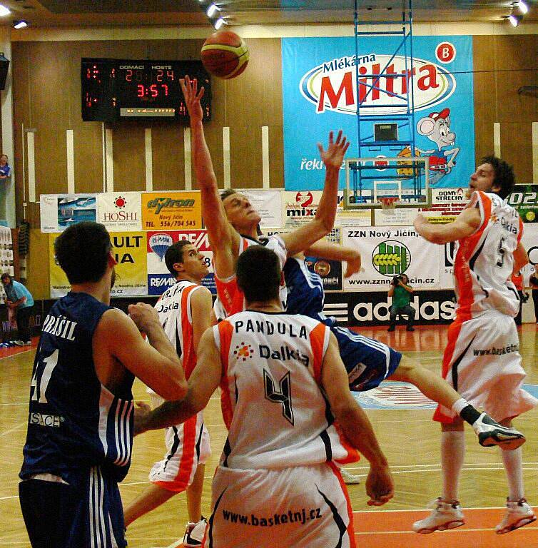 Basketbalisté Novéhéo Jičína přivítali v prvním utkání semifinálové série play-off BK Prostějov.