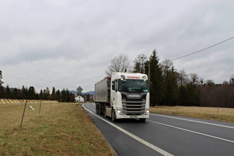 Silnice mezi restauracemi U Bačů a Siberie ve Frenštátě pod Radhoštěm, květen 2022.