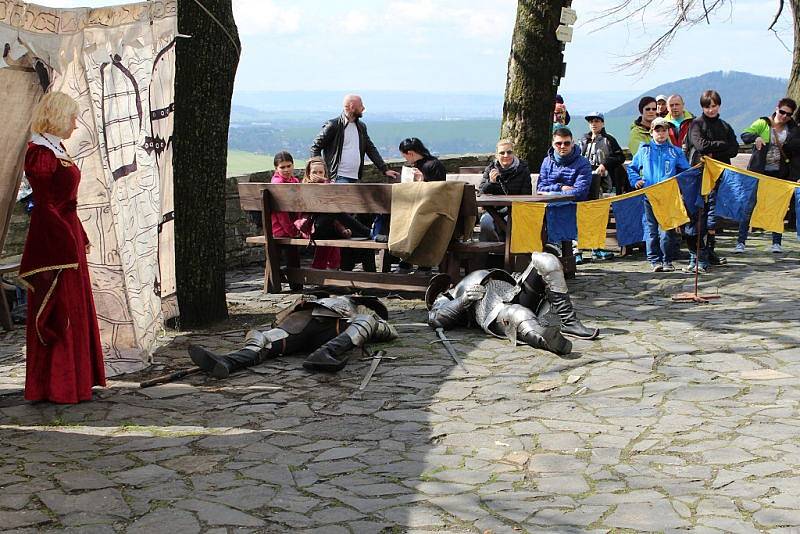 Desítky lidí mířily v sobotu 8. dubna na hrad Trúba, který se pne nad Štramberkem. Ve dvě hodiny odpoledne se na dolním nádvoří objevili šermíři, kteří svedli urputný boj.