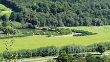 Heřmánky jsou malebná obec v údolí mezi kopci.
