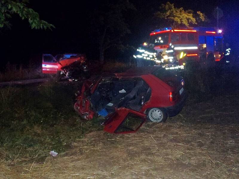 Nedělní nehoda dvou osobních automobilů Škoda Felicia a Škoda Felicia Combi v Hůrce. Hasiči museli vyprostit oba zraněné řidiče obou vozidel. Předali je rychlé záchranné službě.