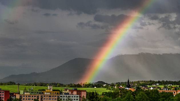 OBRAZEM: Počasí nad Frenštátem vykouzlilo nádhernou dvojitou duhu -  Novojičínský deník