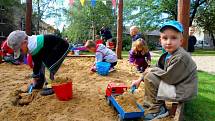 V pátek 7. září byly ve dvou školkách v Novém Jičíně slavnostně otevřeny nové zahrady, kde najdou děti zábvné a zároveň bezpečné herní prvky.