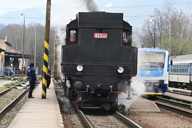 Parní lokomotiva 423.041 přijela v pátek 23. dubna z Valašského Meziříčí do Frenštátu pod Radhoštěm.