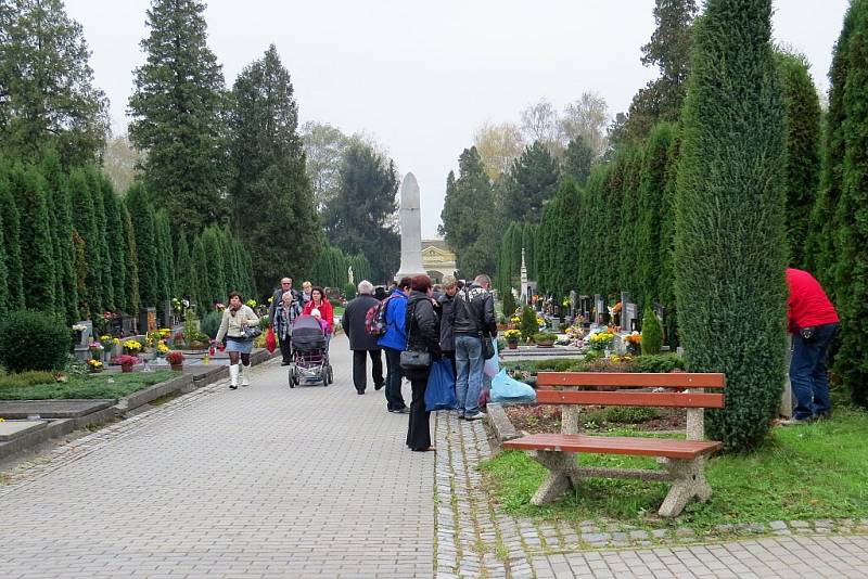Stovky lidí i na Novojičínsku zamířily o tomto víkendu na hřbitovy. Důvodem byl svátek Památka zesnulých neboli Dušičky.