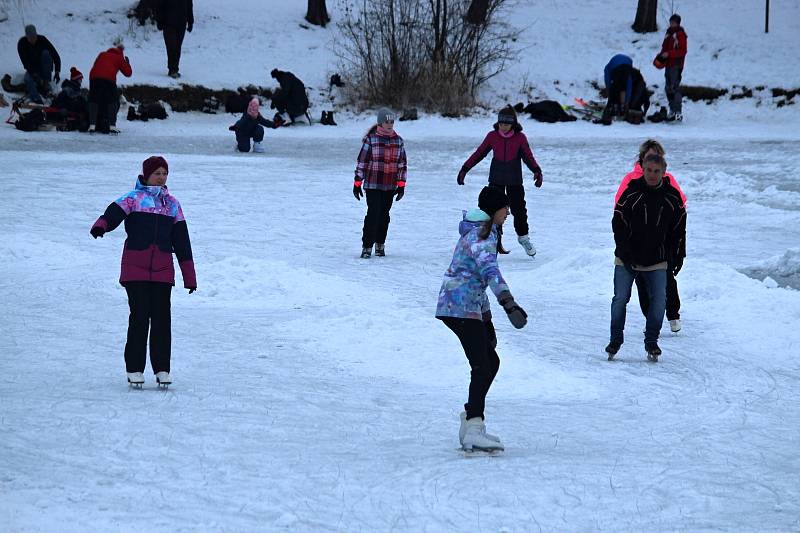 Desítky lidí využily ledu na přehradní nádrži Větřkovice u Kopřivnice a vyrazily si v úterý 16. února odpoledne zabruslit. Pár odvážlivců se také vykoupalo.