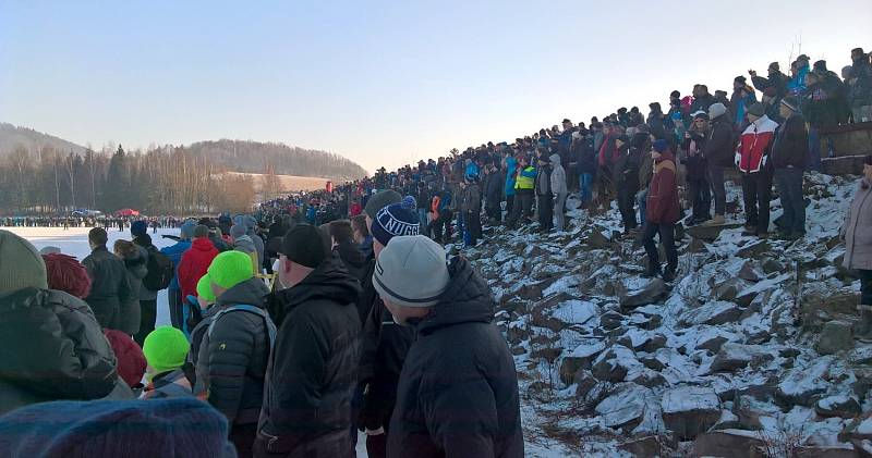 Na Větřkovickou přehradu u Kopřivnice se o víkendu po pěti letech znovu vrátila divácky atraktivní ledová plochá dráha, přezdívaná též jako závody pojízdných cirkulárek. 