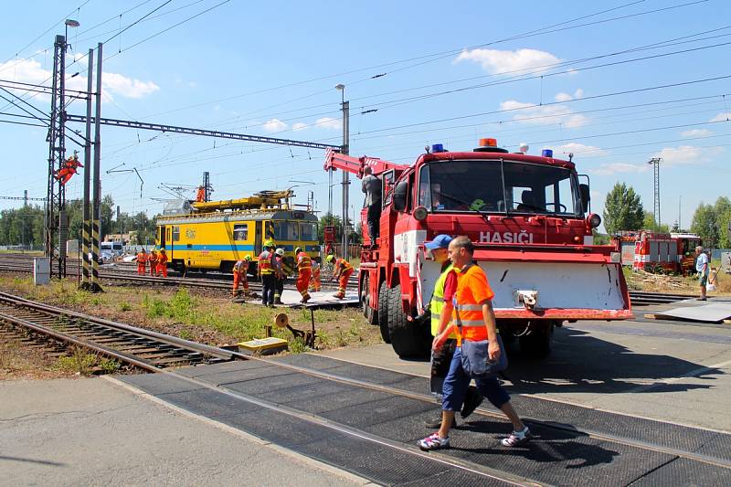 Odstraňování škod ve Studénce po srážce pendolina s náklaďákem.