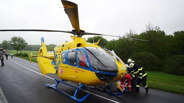 Vrtulník letecké záchranné služby mohli obyvatelé Novojičínska nad svými hlavami vidět ve středu 22. června hned třikrát. Důvodem byly tři závažné úrazy.