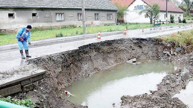 Obří díra po sesuvu silnice je jedním z důvodů uzavírky mezi Novým Jičínem a Mořkovem.