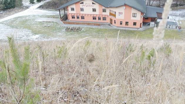 Zatímco na sjezdovce už začínají vyrůstat mladé stromky, penzion, který byl od otevření sjezdovky její součástí, působí výstavním dojmem.