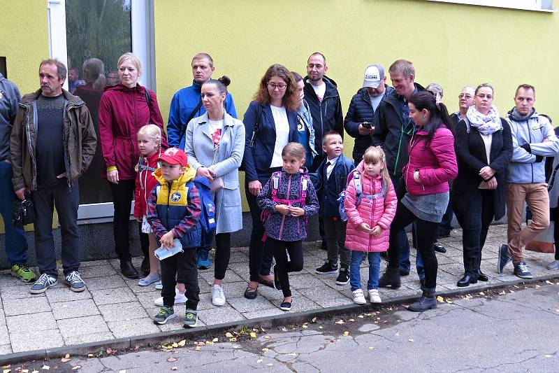 Základní škola v Komenského ulici v Bílovci připravila zahájení školního roku 2021/2022 pro prvňáčky a jejich rodiče ve školní zahradě.