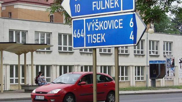 Na křižovatce u bíloveckého gymnázia ukazuje značka, že do Olomouce je to ještě 68 kilometrů.