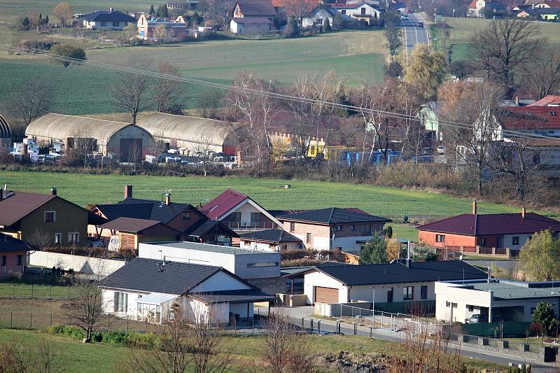 Pozemky navazující na stávající zástavbu v loklaitě Pod Skalkou prodalo město Nový Jičín developerovi. Sklízí za to kritiku. Listopad 2021.