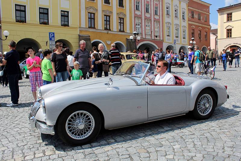 Automobilové veterány staré i téměř devět desetiletí mohli obdivovat obyvatelé a návštěvníci Příbora v sobotu 27. května.