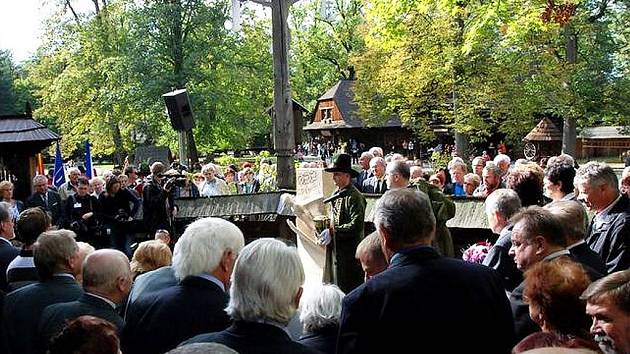 Valašský Slavín je nyní místem posledního odpočinku legendárního skokana Jiřího Rašky.