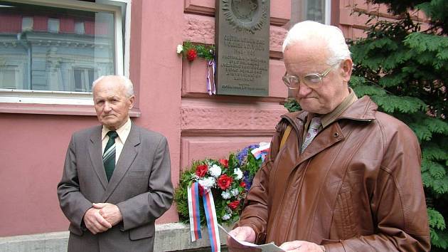 Členové okresní organizace Konfederace politických vězňů Václav Hanzelka (vlevo) a Zdislav Zima u památníku obětem komunistického režimu, kam zástupci konfederace pravidelně pokládají kytičku.