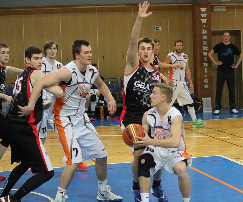 Novojičínští basketbalisté (v bílém) prohráli v posledním domácím utkání play-out s akademií pražské Sparty 71:91 (23:34, 40:60, 53:78).