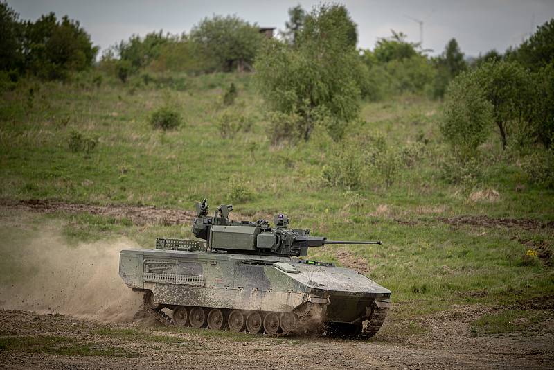 Bojová vozidla CV90, Lynx KF41 a ASCOD na mediálním dnu při testování bojových vozidel pěchoty (BVP) z tendru pro českou armádu ve vojenském prostoru Libavá, 27. května 2021.