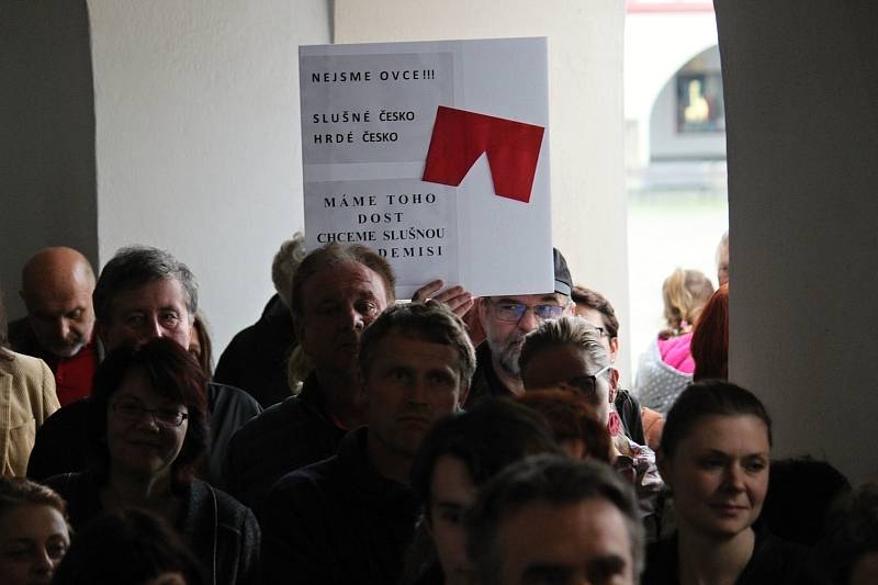 Demonstrace za nezávislou justici a proti vládě v Novém Jičíně, 28. května 2019.