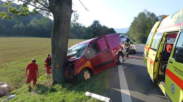 Smrtí spolujezdce skončila ranní dopravní nehoda v Lichnově na Novojičínsku. Do stromu zde narazil řidič dodávky.