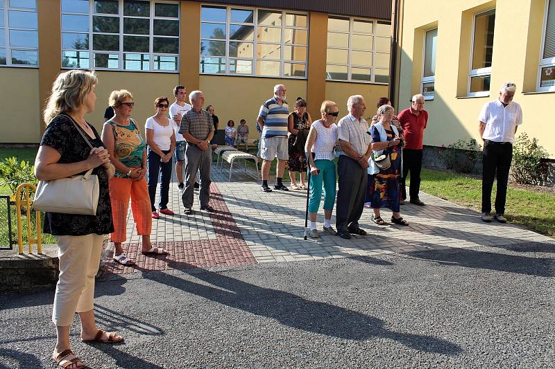 Pamětní desku věnovanou T. G. Masarykovi pověsili v Tiché na budovu školy opět po devadesáti letech.