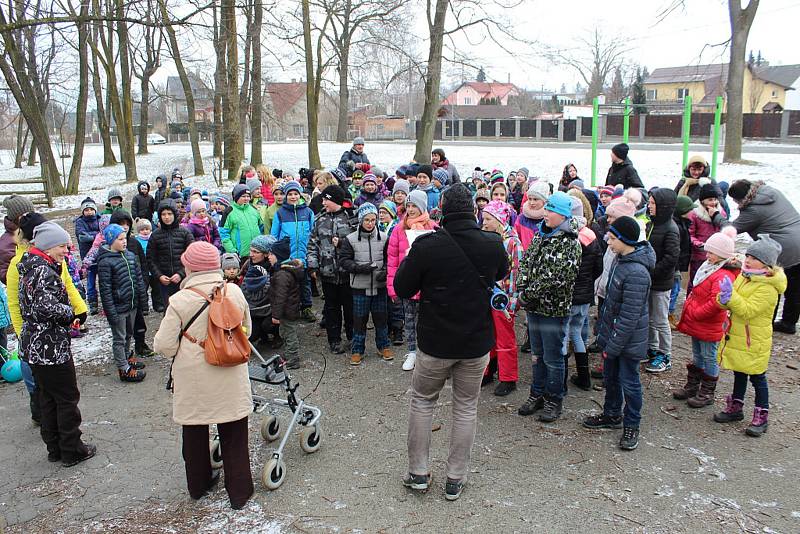 Hodinu před polednem se sešly děti z Frenštátu pod Radhoštěm u řeky Lomná, do níž společně s dospělým doprovodem vhodily Mařenu - symbol zimy.