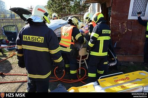 Dvě jednotky hasičů zasahovaly v úterý krátce po poledni v Sedlnici u nehody osobního automobilu Alfa Romeo 147, který narazil do zdi rodinného domku.