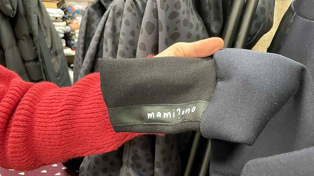 Novojičínský obchůdek produkuje autorskou módu se vzory, které jinde na světě prý nenajdete, 12. 11. 2025.